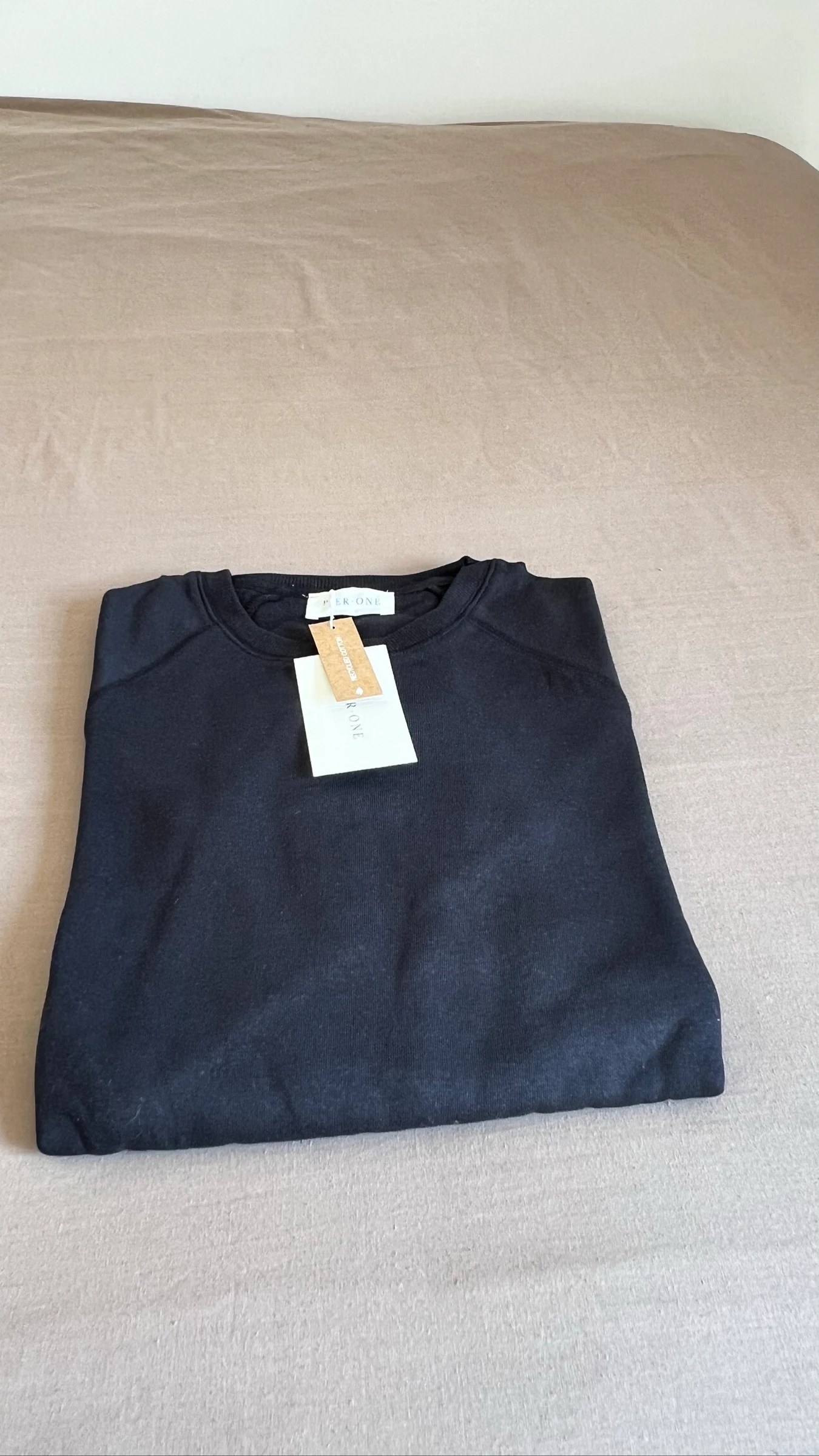 Sudadera de Cuello Redondo Negro para Hombre Simple y Premium – photo 3